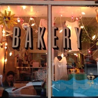 Foto tomada en Erin McKenna's Bakery por Leah K. el 9/2/2012