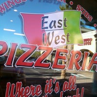 Foto scattata a East West Pizzeria da Donna L. il 6/24/2012