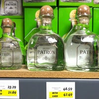 รูปภาพถ่ายที่ The Library Discount Liquor โดย Miguel P. เมื่อ 2/19/2012
