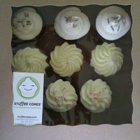 รูปภาพถ่ายที่ Stuffed Cakes โดย Donna L. เมื่อ 2/12/2012