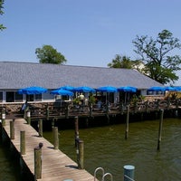 Foto scattata a Skippers Pier Restaurant and Dock Bar da Naptown . il 3/28/2012