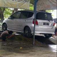 Photo taken at Cuci mobil Balai rakyat cakung by Hendra E. on 2/19/2012