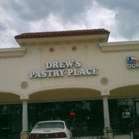 Foto scattata a Drew&amp;#39;s Pastry Place da Dre M. il 7/7/2012