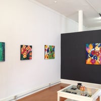 รูปภาพถ่ายที่ Bluestone Fine Art Gallery โดย Britt M. เมื่อ 5/4/2012