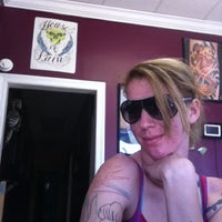 Das Foto wurde bei House Of Pain Tattoo von Kristi K. am 4/18/2012 aufgenommen