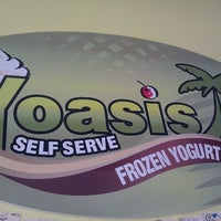 รูปภาพถ่ายที่ Yoasis Self-Serve Frozen Yogurt โดย Chase W. เมื่อ 2/3/2012