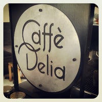 รูปภาพถ่ายที่ Caffe Delia โดย Eric &amp;#39;Otis&amp;#39; S. เมื่อ 8/25/2012