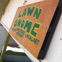 รูปภาพถ่ายที่ Lawn Gnome Publishing โดย kyle j. เมื่อ 5/4/2012