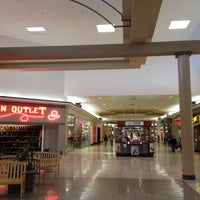 รูปภาพถ่ายที่ Rushmore Mall โดย Brett เมื่อ 5/4/2012