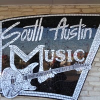 8/6/2012에 Donna Brown @.님이 South Austin Music에서 찍은 사진