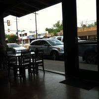 Das Foto wurde bei Cosmo Cafe &amp;amp; Bar von C Jason S. am 5/11/2012 aufgenommen