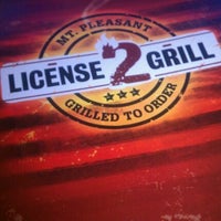 รูปภาพถ่ายที่ License 2 Grill โดย Chris A. เมื่อ 4/29/2012