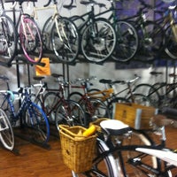 รูปภาพถ่ายที่ Zen Bikes โดย Erin L. เมื่อ 8/11/2012
