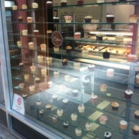 Das Foto wurde bei Cako Bakery &amp;amp; Catering von Donia am 7/20/2012 aufgenommen