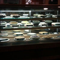 Foto scattata a Shari&amp;#39;s Cafe and Pies da Cesar A. il 2/4/2012
