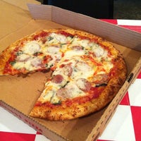 Das Foto wurde bei Russillo&amp;#39;s Pizza and Gelato von Nikki B. am 3/9/2012 aufgenommen