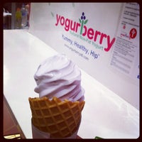 Das Foto wurde bei Yogurberry Frozen Yogurt Café von Kevin am 6/23/2012 aufgenommen