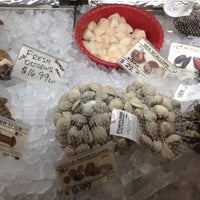 Foto tomada en Robert&amp;#39;s Seafood Market  por Kristi B. el 2/27/2012
