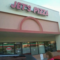 Das Foto wurde bei Jet&amp;#39;s Pizza von jimmy am 7/6/2012 aufgenommen