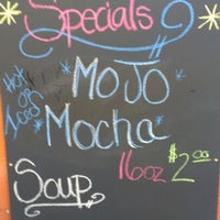 รูปภาพถ่ายที่ Mojo Cafe &amp;amp; Drive Thru โดย D R. เมื่อ 6/22/2012