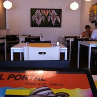7/22/2012 tarihinde Alain L.ziyaretçi tarafından El Portal Restaurant and Bakery'de çekilen fotoğraf