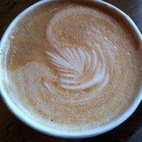 Foto tomada en Heine Brothers&amp;#39; Coffee  por Lauren S. el 5/1/2012