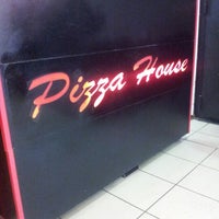Photo taken at Pizza House by Héloïse A. on 8/31/2012