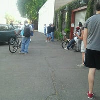 6/27/2012 tarihinde Olin A.ziyaretçi tarafından Sacramento Bicycle Kitchen'de çekilen fotoğraf