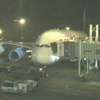 Photo taken at Singapore Airlines Flight SQ 25 by gerard t. on 2/26/2012