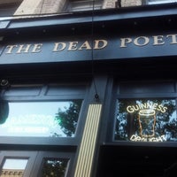 Foto tomada en The Dead Poet  por Katie Sue N. el 9/2/2012
