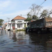 Photo taken at Flood Around by Seubsakool P. on 3/18/2012