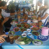 Photo taken at ส้มตำ ไก่หมุน 5 ราว (Thai Spicy Salad &amp;amp; Grilled Chicken) by Pakin R. on 4/20/2012
