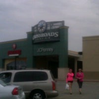รูปภาพถ่ายที่ Crossroads Mall โดย Alberto V. เมื่อ 4/15/2012