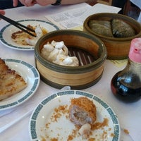 Photo taken at KL Restaurant 金山阿二靚湯海鮮酒家 by Todd Z. on 5/20/2012