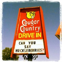 8/12/2012 tarihinde Megan S.ziyaretçi tarafından Cougar Country Drive In'de çekilen fotoğraf