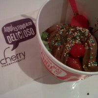 7/27/2012 tarihinde Adriana M.ziyaretçi tarafından Cherry Frozen Yogurt'de çekilen fotoğraf