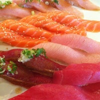 รูปภาพถ่ายที่ Nomura Sushi โดย Jenny P. เมื่อ 7/20/2012