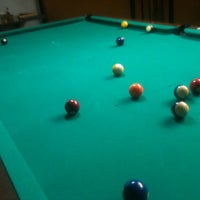 Photo taken at Queen&amp;#39;s Snooker Burger Bar by Eder A. on 7/21/2012