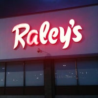 รูปภาพถ่ายที่ Raley&#39;s โดย Nikki R. เมื่อ 3/30/2012