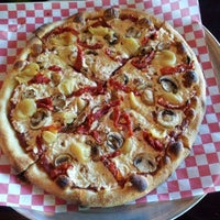 รูปภาพถ่ายที่ Turnpike Pizza โดย Marko H. เมื่อ 5/25/2012