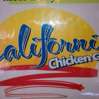 Foto tomada en California Chicken Grill  por Hope T. el 5/1/2012