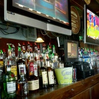 Foto tomada en The Local Bar &amp;amp; Grill  por Morgan W. el 6/22/2012