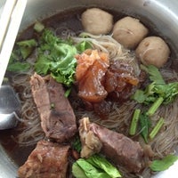 Photo taken at ดงมูลเหล็ก Pork Noodle สวนสยาม26 by Timmy~😻😘✌ on 5/10/2012