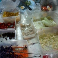 Photo taken at สลัดผักผลไม้หนุงหนิง by Zabakuno G. on 7/12/2012