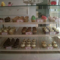 Foto diambil di Cupcakery oleh Victoria C. pada 8/14/2012