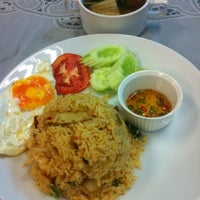 Photo taken at ป้าแอ๋ว Restaurant สนญ. by Tang-gua K. on 5/21/2012