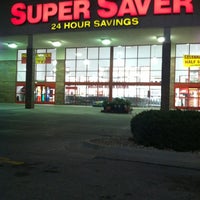 Foto tirada no(a) Super Saver por Julie N. em 5/17/2012