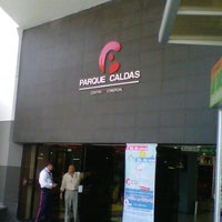 รูปภาพถ่ายที่ CC Parque Caldas โดย Dieggo V. เมื่อ 6/22/2012