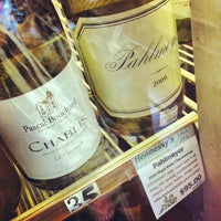 Foto tomada en Hennessy&amp;#39;s Wines &amp;amp; Specialty Foods  por Taka T. el 7/17/2012