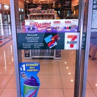 Photo taken at 7-Eleven by ,7TOMA™®🇸🇬 S. on 8/27/2012
